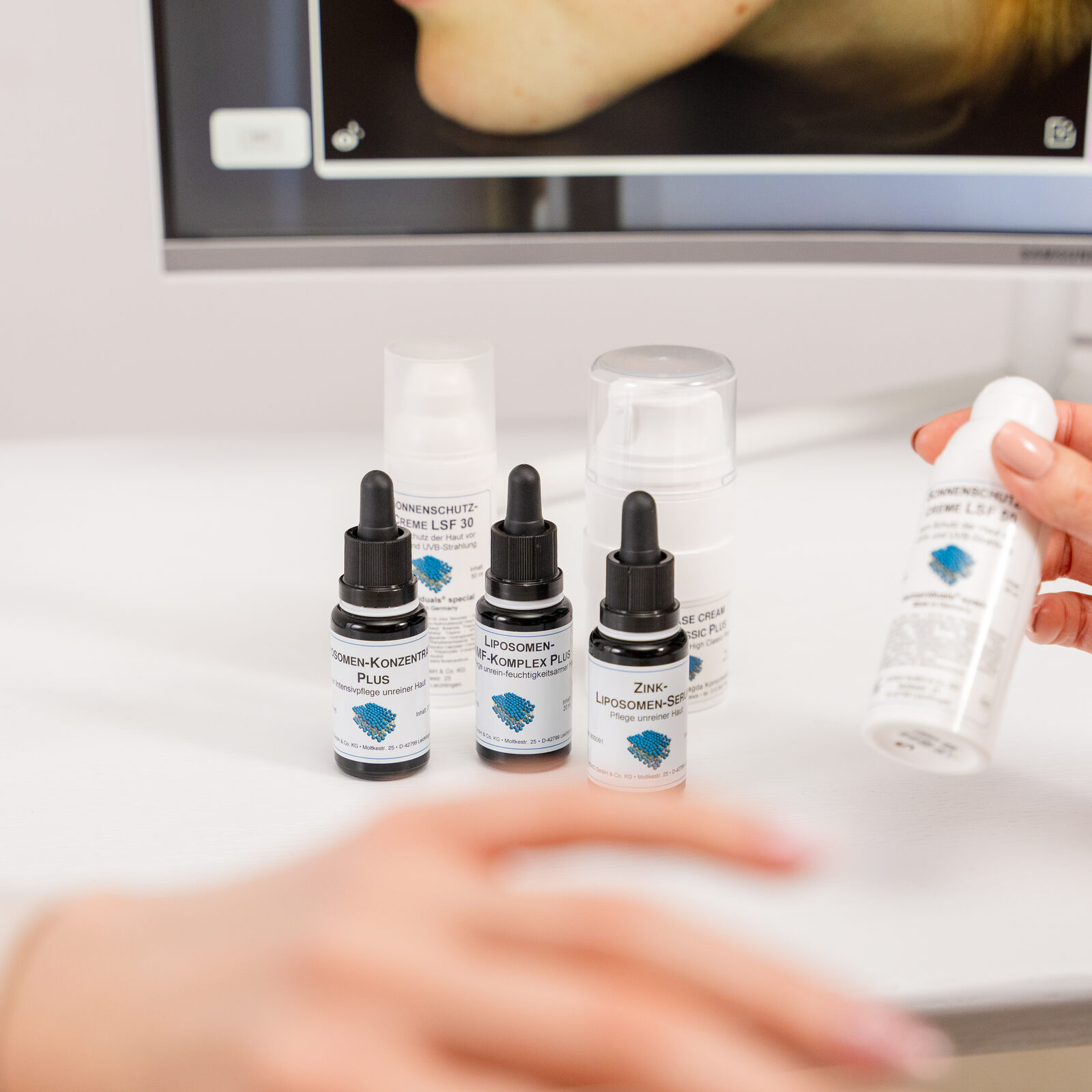 Kosmetolog omawia Beauty Plan z klientką w Laserowych Sekretach
